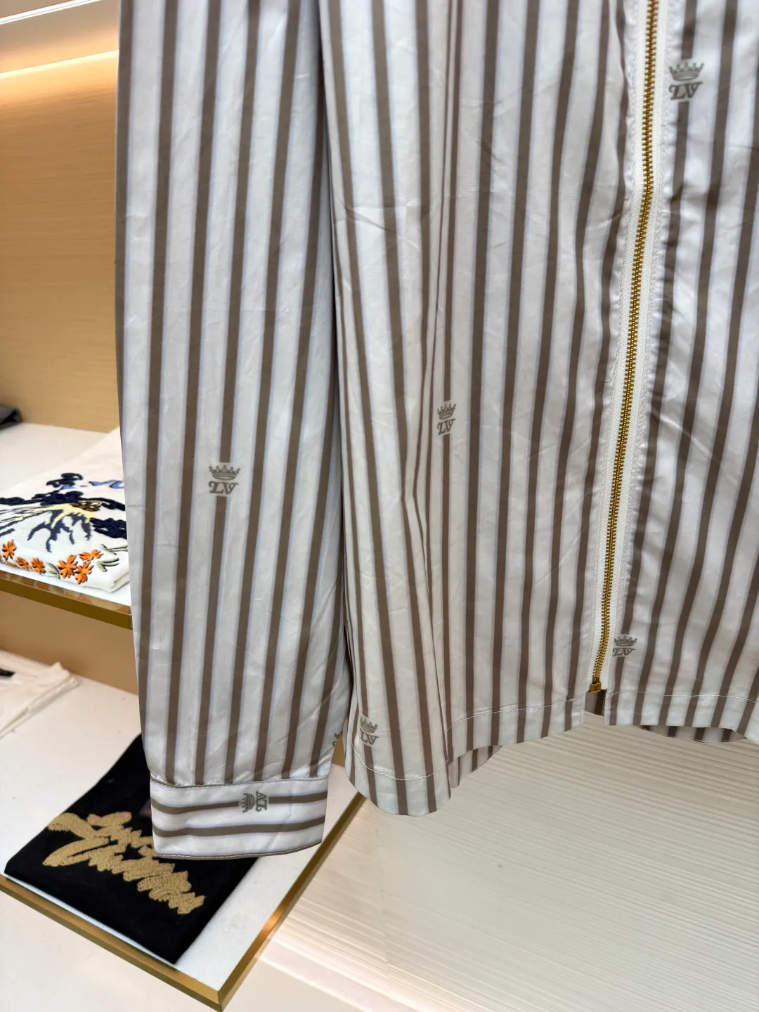LOUIS VUITTON striped zipper shirt jacket ●Original version: Purchased and developed for 21700 ●Item number: 1681773-A60 ●Fabric: high-count cotton blended fabric ●Technology: dark pattern embroidery production ●Color: white and gray stripes ●Version: fitted version ●Weight: about 320 grams ●Size: S-M-L-XL ●Description: Made of imported high-count cotton blended fabric, the texture is soft and skin-friendly and has a stiff feel. It is comfortable and breathable to wear and not easy to wrinkle, making it easy to take care of daily. The neckline adopts a classic lapel design, with a full zipper opening and closing method, breaking the button constraints of traditional shirts, making it more casual to put on and take off and with a stronger sense of style; the body is printed with gray and white vertical stripes pattern, supplemented by the brand's iconic Monogram dark embroidery decoration, the details highlight the brand's recognition. The stripe elements not only modify the body shape but also add a simple and high-end sense; the overall version is a loose oversize silhouette, which is highly tolerant and suitable for all types of body shapes. It can be worn alone or as a layered outer layer, suitable for various scenes. The overall wiring is straight and delicate, the fabric is comfortable and soft, and the color is consistent without color difference. It can be matched with the same style to create a fashionable look and control various occasions. Customized accessories, complete with three standards, same style for men and women!